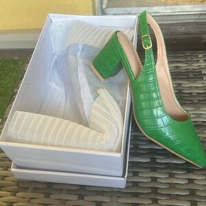 New never worn cute green shoes size 8.5